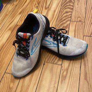 Men’s Brooks Levitate 5 White Running Shoes sz10